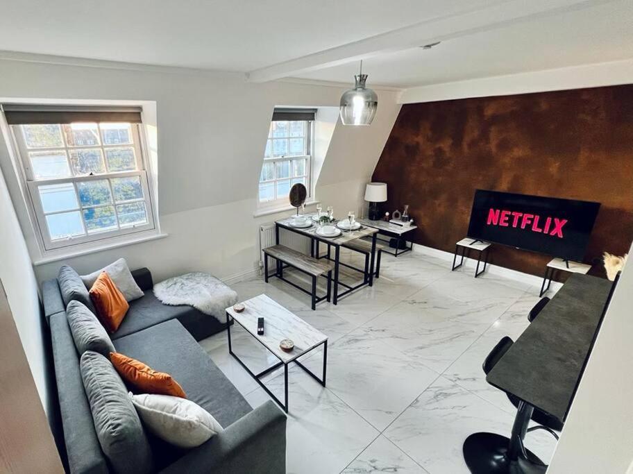 Appartamento 2 Bed Harbourside Penthouse With Hot Tub & Stunning Roof Terrace Weymouth Esterno foto
