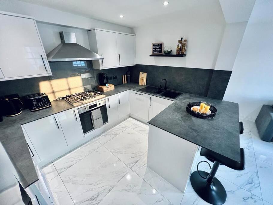 Appartamento 2 Bed Harbourside Penthouse With Hot Tub & Stunning Roof Terrace Weymouth Esterno foto